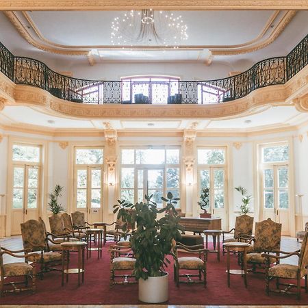 Terres De France - Appart'Hotel Le Splendid Allevard Exterior photo
