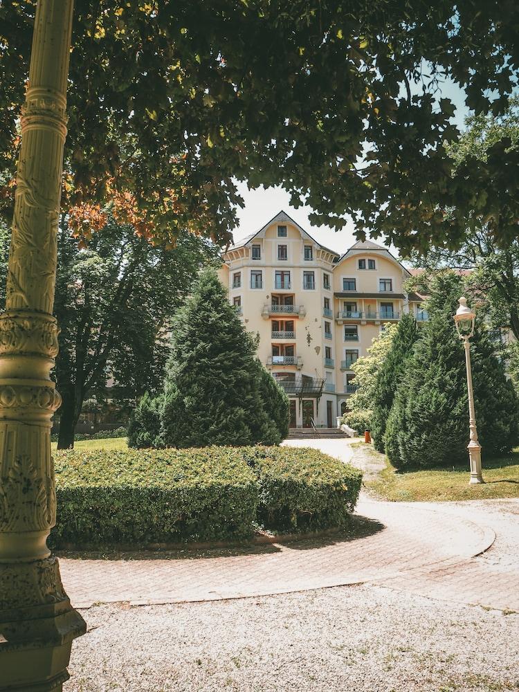 Terres De France - Appart'Hotel Le Splendid Allevard Exterior photo