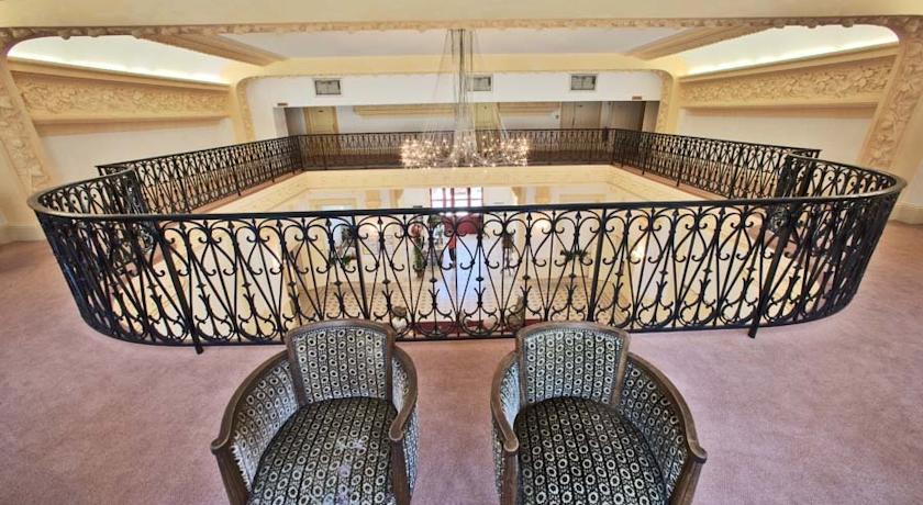Terres De France - Appart'Hotel Le Splendid Allevard Exterior photo