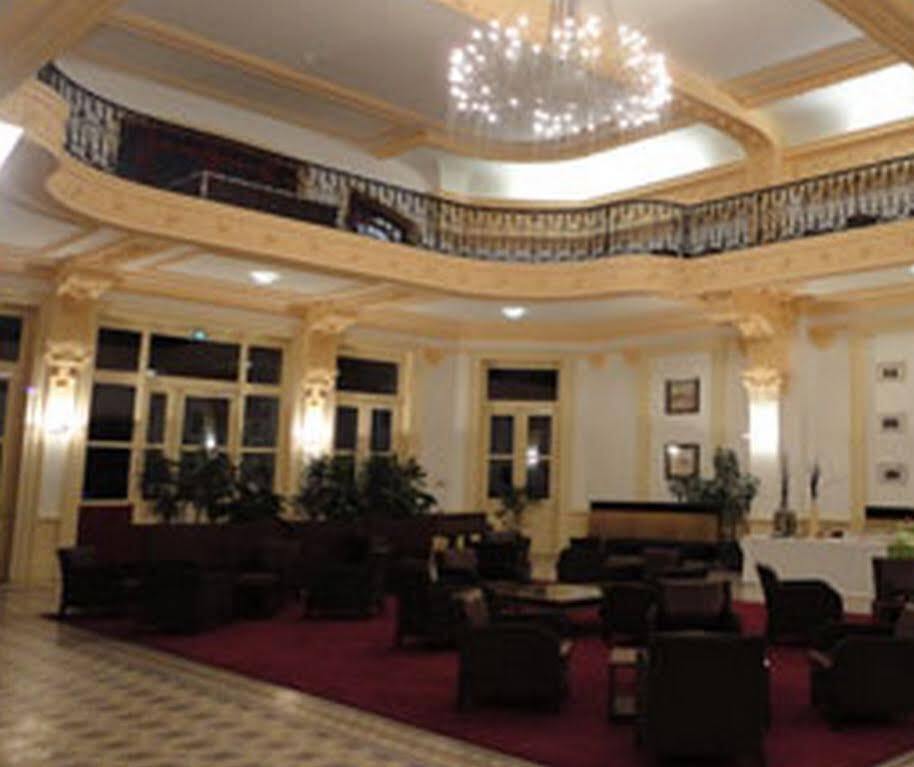 Terres De France - Appart'Hotel Le Splendid Allevard Exterior photo